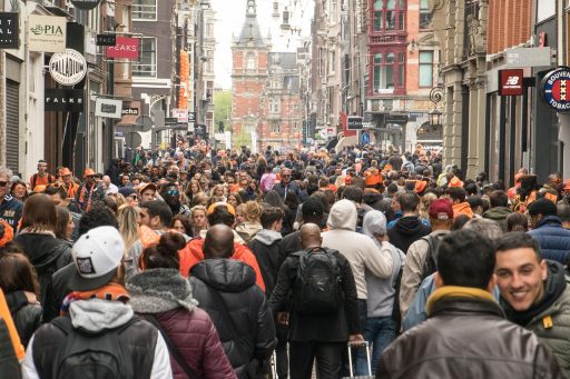 Is koningsdag een verplichte vrije dag in alle sectoren?