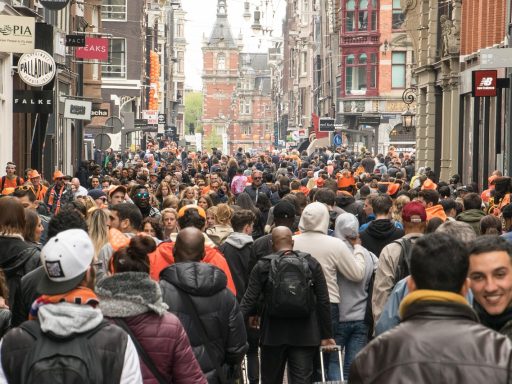 Is koningsdag een verplichte vrije dag in alle sectoren?